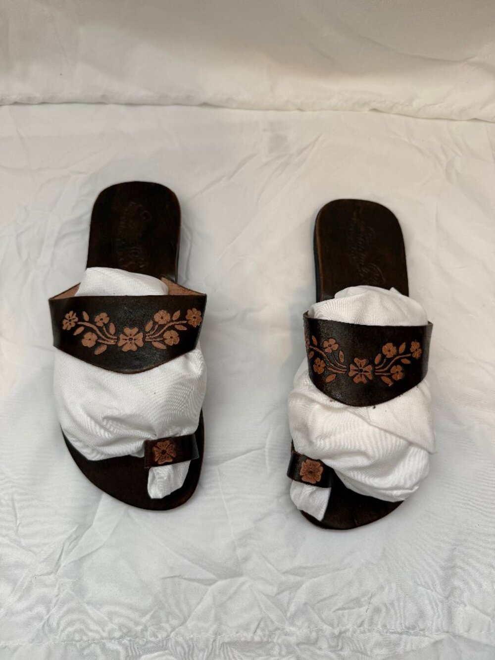 Anay Pe Hand-Tooled Floral Genuine Leather Toe-Ring Sandals — Women's Size 8 — H